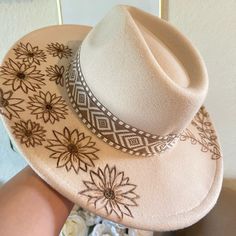 Brand New Custom Burned Sunflower Hat- 100% Poly Elastic Inner Head Band Made To Suit Most Sizes Custom Burned And Painted Sunflower Hat. Perfect For Fall Will Fit A Size M/L Burning Hats Diy, Sunflower Hat, Diy Hat, Hat Ideas, Hat Designs, Fedora, Sunflower, Women Accessories, Brand New