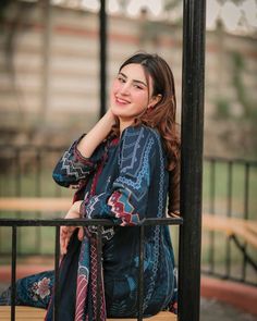 Girl Green Dress, Girls Dp Stylish, Fashion Design Dress, Simple Pakistani Dresses, Khalid, Home Dress, Pakistani Actress, Frock Design