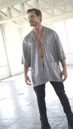 Festival Outfits For Men, Mens Kimono, Silver Disco Ball, Oversized Kimono, Party Outfit Men, Silver Outfits, Burning Man Fashion, Look Festival, Male Kimono