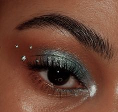 Light Blue Eye Makeup With Gems, Makeup Inspo Sparkles, Rose Gold Makeup Aesthetic, Easy Face Gem Ideas, Jewels Eye Makeup, Silver Eyeshadow With Rhinestones, Festival Makeup Eyes, Prom Makeup Pearls, Eye Gems Makeup Simple