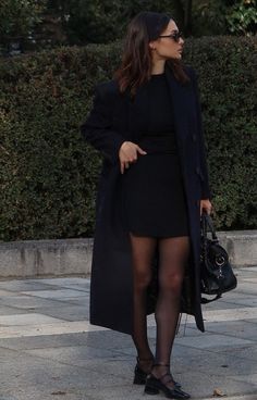 Black Mini Dress Winter Outfit, Female Lawyer Fashion, Black Dress Winter, Female Lawyer, Elegantes Outfit Damen, Weekend Fashion, Lawyer Fashion, Lawyer Outfit