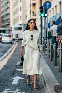 Monochromatic Street Style, Milan Winter Street Style, New York Work Outfit, Monochromatic Outfit Street Style, Office Street Style, Street Style Classy, Diletta Bonaiuti, Modest Street Style, Milan Style