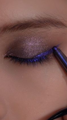 Make Up Purple Eyes, Purple Eye Color, Safe Tanning, Beautiful Eyeshadow, Shimmer Makeup, Eye Makeup Pictures, Purple Makeup