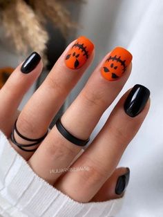 Pretty and spooky Halloween nails Ongles Beiges, Nail Art Halloween, Pumpkin Nails