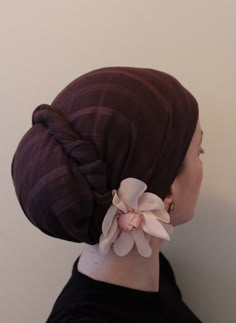 Simple bun. Ditch the flower location. It would drive me up the wall,lol. I would add two more flowers and then place it up the bun twist. Christian Head Covering, Eid Fashion, Eid Outfit, Head Scarf Styles, Christian Fashion, Eid Dresses, Modesty Fashion