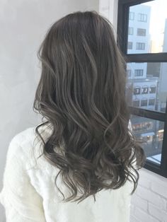 「9798」今、日本で一番予約されているサロン♪ インスタフォロワー49万人突破！【@album_hair】予約はホットペッパービューティーから♪#ALBUM_HARAJUKU #原宿 
#桑原大貴 #ロング #ミディアム #グレージュ #hair #hair_color #makeup #hairstyles #ヘアスタイル #ヘアカラー #ALBUM Curly Prom Hair, Hairstyles Theme, Girl Hair Colors, Ombre Hair Blonde, Makeup Hairstyles, Curls For Long Hair, Work Hairstyles, Permed Hairstyles, Hair Inspiration Color