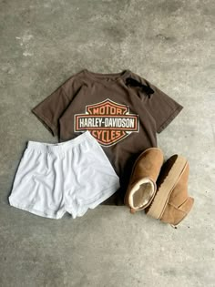 #clothing #fit Harley Davidson Sweatshirt Outfit, Going To The Pool Outfit, Outfit Inspo For Shopping, Dadcore Aesthetic Outfits, Cute Casual Summer Outfits For Women, Carefree Aesthetic Outfits, College Class Outfits Comfy, Cute Baggy Shirts, Harley Davidson Tee Outfit