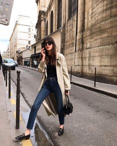 Style Chic Parisien, French Wardrobe Essentials, Leia Sfez, Style Parisian Chic, Brunch Outfit Winter, French Wardrobe, Parisian Look, Fall Fashion Coats, Style Parisienne