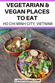 Two bowls of vegetarian salads on a wooden table Vegan Drinks, Vegan Travel, Vegetarian Restaurant, Vegan Restaurants, Vegetarian Food, Delicious Vegetarian, Vegan Options