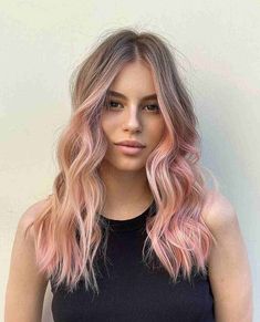 No matter your hair color, highlights are always an easy way to bring freshness to your look. Check out some of this year's best ones here. Base Hair Color, Color Highlights, Hair Color Highlights, Visual Media, Cute Hair, Hair Highlights, Style Ideas, Cute Hairstyles, Highlights