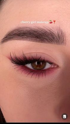 Eye Make Up Inspiration, Eyeshadow Aesthetic Looks, Maroon Hair Makeup, Pink Day Makeup, Cherry Red Eye Makeup, Senior Elite Makeup, Makeup With Red Eyeshadow, Red Look Makeup, Maroon Eye Look