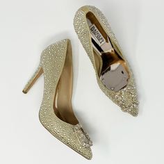 Badgley Mischka Women's Cher Ii Gold Bejeweled Brooch Pump Stiletto Heels 8.5 Pre Owned Condition. Wear On Bottom Soles. Due To The Nature Of The Material Of The Shoe, It Is Possible Some Rhinestones May Be Missing (None Noted When Photos Taken). Manmade Leather Upper. Rhinestone Details Throughout. Jeweled Brooch On Toe Area, You Can See Twine Used To Attach It To Shoe. A Rhinestone Brooch And Timeless Silhouette Add Lasting Sparkle To Dressy Looks In The Gorgeous Cher Ii Pumps From Badgley Mis Bling Heels With Pointed Toe For Wedding, Wedding Heels With Bling And Pointed Toe, Crystal Embellished Wedding Heels, Formal Crystal Heels With Bling, Glamorous Evening Shoe Clips With Rhinestones, Bedazzled Gold Heels For Wedding, Gold Bedazzled Heels For Wedding, Elegant High Heel Wedding Shoes With Bling, Wedding Gold Bedazzled Heels