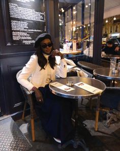 Travel Lifestyle Aesthetic, Black Academia, Girl In Paris, Country Clubs, Lifestyle Aesthetic, Black Luxury, Aesthetic Black