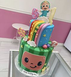 there is a cake that looks like it's made to look like a cartoon character