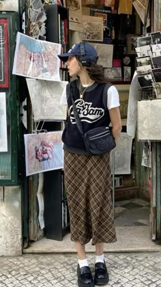 Casual Spring Street Style, Long Skirt Outfits Baggy, Platform Loafers Outfit Pants, Grentperez Outfits, Thrifted Skirt Outfit, Tomboy Skirt Outfit, Simple 90s Outfit, Cool Outfits Spring, 22 Year Old Outfits