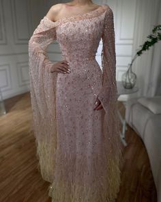 LA72763 Elegant Gold Wedding Dress For Eid, Engagement Arabic Dress, Luxury Romantic Gold Dress, Engagement Dress Arab, Engagement Dresses Elegant, Luxury Cream Long Sleeve Lace Dress, Eid Post, Arab Dress, Dress With Feathers