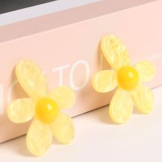 Size： 36mm length 34mm width The depth is approximately 7mm Hole size:Approximately 2 MM Material:Acrylic & Resin & Acetate Sunflower Earring, Diy Sunflower, Sweet Earrings, Acrylic Earring, Flower Earring, Sunflower Earrings, Earring Charms, Yellow Flower, Acrylic Earrings