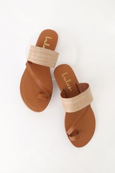 Flat Sandals Outfit Summer, Flat Sandals Outfit, Sandals Outfit Summer, Bridesmaid Sandals, Safari Look, Toe Loop Sandals, Business Casual Shoes, White Sandals Heels, Woven Sandals