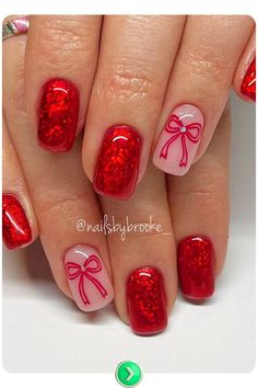 Red short Christmas nails with Christmas bows, cheerful and festive. A playful yet elegant choice for adding holiday spirit to your seasonal style effortlessly. Glitter Red Christmas Nails, Holiday Nails With Bows, Christmas Bow Nails Design, Red Nails With Bow Design, Red Bow Christmas Nails, Bow Nails Christmas, Christmas Nails Bows