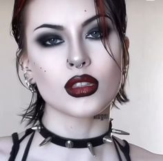 Goth Smokey Eye Makeup, Alternative Girl Makeup, Rock Band Makeup, Rocker Girl Makeup, Rock Makeup Looks, Rock Chick Makeup, Goth Glam Makeup, Punk Rock Makeup, Romance Goth