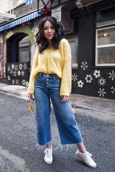 Cropped Jeans Outfit, Culotte Style, White Sneakers Outfit, Pijamas Women, Wide Leg Jeans Outfit, Jeans Trend, Looks Jeans, Sneaker Outfits, Sneakers Fashion Outfits