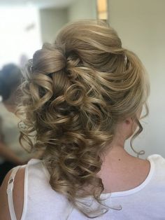 25 BEST WEDDING HAIRSTYLES IDEAS - julsweek Mother Of Groom Hairstyles Over 50, Groom Hair Styles, Curly Hair Dos, Half Up Curls, Half Up Wedding Hair, Watching A Movie, Hair Color Caramel