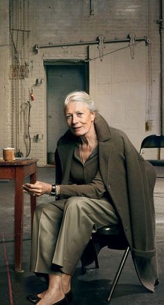 Vanessa Redgrave by Annie Leibovitz for Vogue October 2010. Mode Ab 50, Vanessa Redgrave, Grey White Hair, Pre Fall Fashion, Grey Hair Styles For Women, Diana Vreeland, Advanced Style