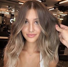 Fall Hairstyles For Medium Hair, Brown Hair With Blonde Ends, Cute Fall Hairstyles, Shoulder Length Hairstyles, Baby Lights, Fall Hairstyles, Brown Hair With Blonde Highlights