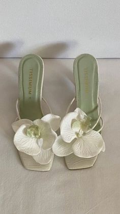 Cool Heels, Spring Heels, Flower Heels, Mode Editorials, Inspiration Tattoos, Dr Shoes, Paris Mode, Fancy Shoes, Shoe Inspo