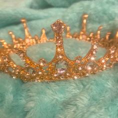 This Crown Was Only Worn Once And Less Then 20 Minutes, It Is On Great Condition, Looks Brand New, Doesn’t Feel Cheap. Looks Good In Any Fit For Quince Crowns Or Birthday People. Gold Birthday Crown With Tall Shape, Gold Tall Crown For Birthday, Crown For Quince, Sweet 16 Crowns, Quince Crowns, Crown Gold, Quince, Sweet 16, Silver Gold