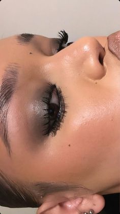 Sophisticated Makeup Look, Nude Shimmer Eye Makeup, Cool Tone Smokey Eye, Feline Beauty Aesthetic, Eyeliner Dark Skin, Eyeliner Makeup Looks, Matte Eye Makeup, Chic Makeup, Pinterest Makeup