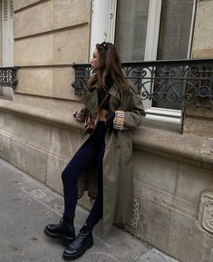 Olive green trench coat with Parisian style and minimalistic dark vibes stylish model Green Coat Outfit, Olive Trench Coat, Trenchcoat Outfit, Olive Green Outfit, Olive Coat, Trench Outfit, Olive Green Coat, Chic Style Inspiration, Olive Clothing