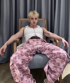 Bimbocore Outfits Male, Pink Masc Outfits, Queer Fashion Guys, Masc Fashion, Gender Fluid Fashion, Masc Outfits, Y2k Men, Queer Fashion, Pose Reference Photo