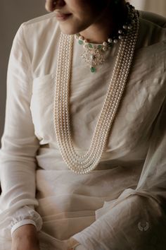 Traditional Pearl Jewellery, Pearl Necklace Aesthetic, Trending Saree, Vintage Indian Jewelry, New Saree Designs, Indian Saree Blouses Designs, Pearl Necklace Designs, Saree Blouse Patterns, Saree Designs Party Wear