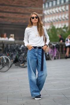 Loose Jeans Outfit, How To Style Baggy Jeans, Outfits With Baggy Jeans, Wide Leg Jeans Outfits, How To Make Jeans, Baggy Jeans For Women, Boyfriend Jeans Outfit, Wide Leg Jeans Outfit, Baggy Jeans Outfit