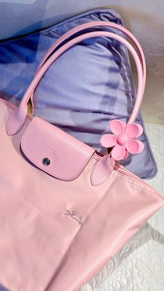 Bolsa rosa longchamp School Wishlist, Pink Lifestyle, What In My Bag, Luxury Purses, Juicy Couture Bags, Bag Charms