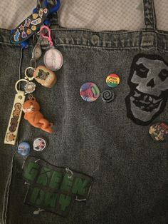 Backpack Aesthetic Decoration, Pins On Backpack, Backpack Aesthetic, Aesthetic Decoration, Diy Room Decor For Teens, Backpack Patches, Diy Backpack, Scene Outfits