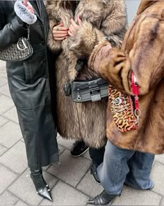 Leather Trench, Fur Coats, Coat Outfits, Outfits Winter, You Get It, Photo Styling, Inspiration Mode, Girl Style