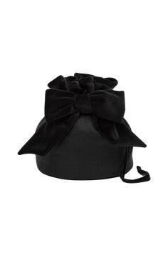 The Romeo Bag features a statement velvet bow and has a slouchy shape that gathers along the drawstring top. The inside is lined with quilted velvet stitching and small usable pockets. Soft mini bag Velvet bow Drawstring closure Internal usable pockets Lined with quilted velvet stitching Material: 100% European Flax™ certified linen Transitional Dressing, Quilted Velvet, Drawstring Top, Velvet Bow, Dress Gift, Swimwear Accessories, Holiday Collection, Mini Bag, Dresses For Sale