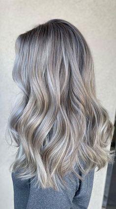 Pearl Ash Blonde Hair, As Blond, Dimensional Ash Blonde, Smokey Ash Blonde, Greyish Blonde Hair, Ash Blonde Hair With Highlights, Grey Hair Colour, Silver Hair Short