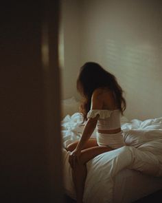 Self portrait, photography, girl sitting in bed photo Artsy Self Portrait Photography, Home Self Portrait Ideas, Moody Self Portrait, Easy Self Portrait Photography, Body Moodboard, Artistic Self Portrait Photography, Aesthetic Self Portrait Ideas, Simple Self Portrait, Unique Self Portraits