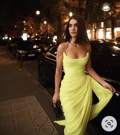 Yellow Prom Dresses, Yellow Prom, Irregular Skirt, Yellow Gown, Prom Dresses Yellow, Outfit Chic, Moda Paris, Prom Gown, Fancy Dresses