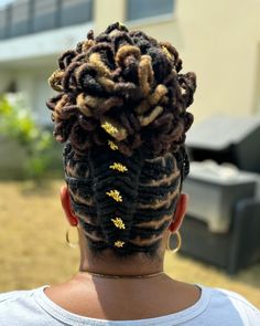 25 Impressive Flat Twist Loc Styles For A Unique Look Loc Pedals On Short Locs, Criss Cross Barrel Twist Locs, Retwist Styles For Women, Classy Loc Styles, Barrel Twist Locs, Loc Retwist Styles, Loc Retwist Styles For Women