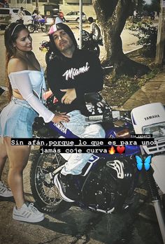 a man and woman sitting on a motorcycle with the caption in spanish above them