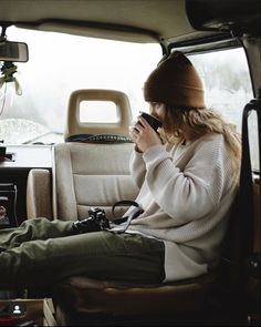 Wanderlust Photoshoot, Outdoors Fashion, Outdoorsy Style Winter, Vanlife Photoshoot, Winter Camping Photoshoot, Outdoorsy Aesthetic Outfits, Camping Fashion Women, Female Hiker Aesthetic, Gronala Girl Fall