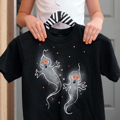 Glow in the dark Ghost shirt! Diy Ghost, Dye Art, Halloween Props Diy, Halloween Shirts Kids, Creative Clothes, Fabric Spray, Fall Halloween Crafts, Tshirt Ideas