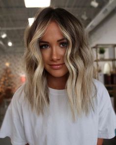 Medium Length Blonde Money Piece, Medium Length Hair With Blonde Balayage, Fall Hair Short Blonde, Trendy Haircuts Blonde, Full Balayage Blonde Short, Short Blonde Brunette Hair, Blonde With Dark Roots Medium Length