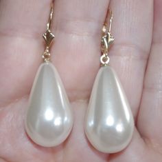 Being offered is a fabulous 14K LARGE WHITE  PERFECT TEAR DROP WHITE COATED JAPANESE PEARL EARRINGS  THESE PEARLS ARE NEW OLD STOCK PEARLS MADE IN JAPAN IN 1950'S  THESE OLD STOCK PEARLS  HAVE INCREDIBLE LUSTER AND ARE BIG STATEMENT EARRINGS COATED JAPANESE PEARLS ARE FAMOUS MAN MADE PEARLS /  QUALITY AND LUSTER THEY ARE NEW OLD STOCK FROM HOBE COMPANY. I HAVE FEW PAIRS.  PLESAE SEE PHOTOS. QUALITY PEARL TEAR DROPS. THE WHOLE EARRINGS ARE 38MM /  7.2 GRAMS INCREDIBLE LUSTER AND SHINE / 14K SOLID Gold Chain Necklaces, Pearl Earrings Designs, Teardrop Pearl Earrings, Pearl Pendant Earrings, Large Pearl Earrings, Big Statement Earrings, Japanese Pearls, Earrings Prom, Chunky Pearls