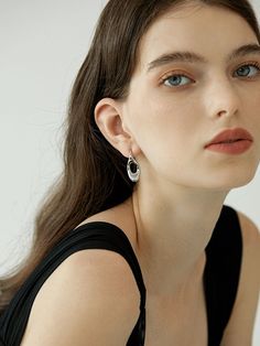 Ces boucles d'oreilles à tige de forme abstraite offrent une esthétique contemporaine et une finition polie en or ou en argent, vous permettant de montrer votre personnalité avec art. Le design exquis permet un look intemporel qui se démarque.

 • SPÉCIFICATION •


 Finition : Or ou Argent PVD 18 carats hautement poli

 Dimension : env. 30mmx13mm Couple Jewelry, Demi Fine Jewelry, Contemporary Aesthetic, Gold Earrings Studs, Silver Earrings Studs, Exquisite Design, Personalized Jewelry, Ring Earrings, Necklaces Bracelets