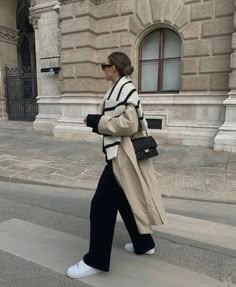 Stile Casual Chic, Style Désinvolte Chic, Style Casual Chic, Trench Coat Outfit, Skandinavian Fashion, Coat Outfit, Looks Street Style, Cold Weather Outfits, Coat Outfits